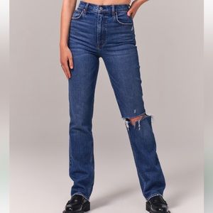 Ultra High Rise 90s Straight
Jean in shade medium destroy. size 25/0 SHORT.